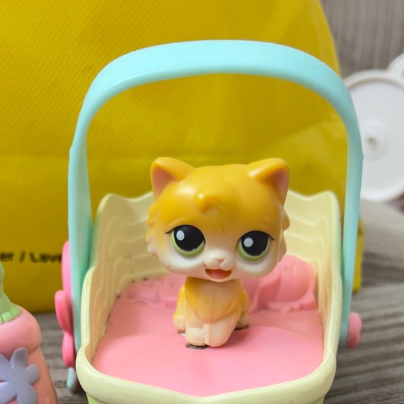 Littlest pet shop cat with magnetic feet which connect to cat’s bed. - Picture 3 of 8